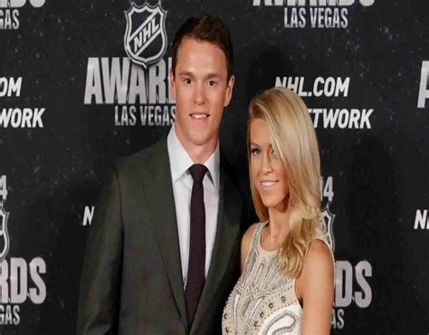 jonathan toews married.